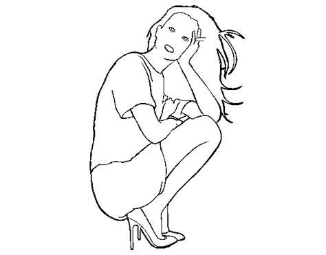 Dibujo de Chica agachada para Colorear - Dibujos.net: Aprende a Dibujar Fácil con este Paso a Paso, dibujos de A Una Persona Agachada, como dibujar A Una Persona Agachada para colorear e imprimir